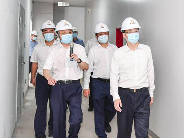 Bələdiyyə Partiya Komitəsinin katibi Chen Zhichang, Zhengda Qingjiang Pharmaceutical-ın yeni fabrik sahəsinin tikintisi ilə bağlı araşdırma apardı.